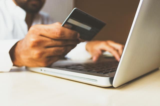 Jak negocjować najlepsze oferty zakupowe online: sprawdzone techniki